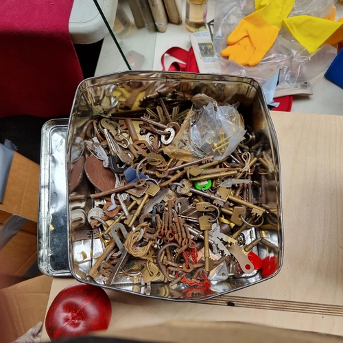 433 - A large box of vintage and antique keys. Including furniture, box and clock case keys. This is highl... 