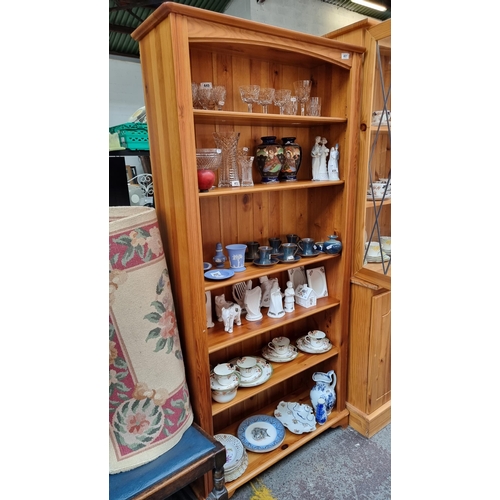 461 - A handsome pinewood shelving unit of five shelves. H179cm x W82cm x D28cm