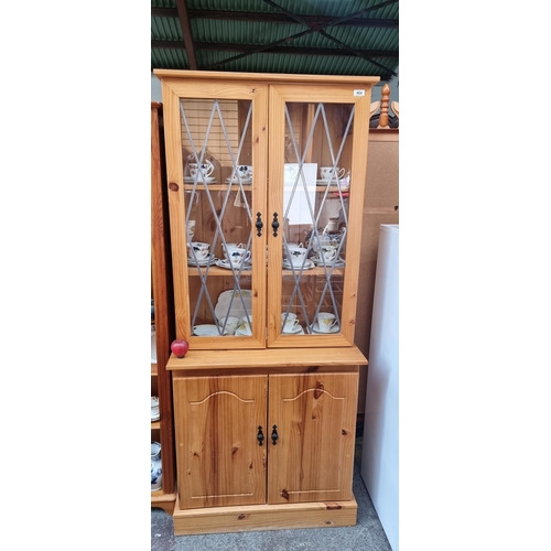 464 - A country kitchen style pinewood dresser unit. Featuring lead muntins to glazing with two shelves on... 