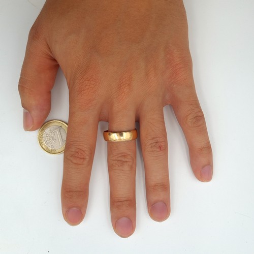 11 - Star Lot : An excellent quality wide banded Gents 18 carat gold ring. Hallmarked Birmingham. Ring si... 