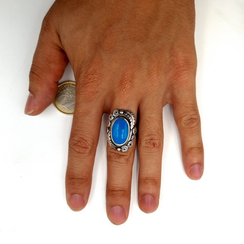 60 - A sterling silver Turquoise stone ring, set with an attractive detailed mount. Ring size: M. Weight:... 