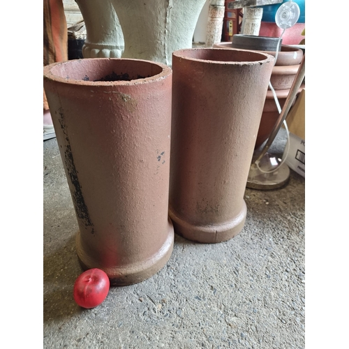 847 - A pair of heavy terracotta chimneys. 
MM: H45 cm