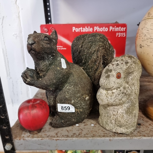 859 - A heavy reconstituted stone squirrel statue. A highly detailed and realistic garden statue in life s... 