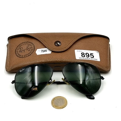 895 - A genuine pair of Ray-Ban aviator sunglasses, featuring black lenses which are in clean condition. I... 