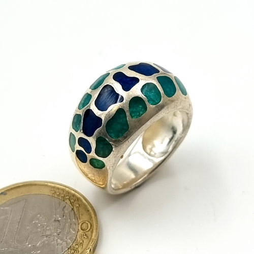 910 - An Irish made sterling silver enamelled and Lapiz Lazuli stone ring, ring size: P. Weight: 11.05 gra... 