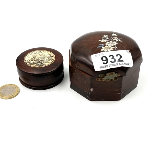 932 - A fabulous vintage Chinese zodiac compass housed in a wooden case with bone inserts featuring an etc... 