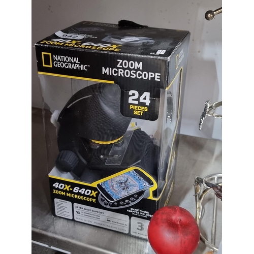 942 - A National Geographic zoom microscope With smartphone adapter. 40x-640x zoom. Suitable for age 8+. N... 