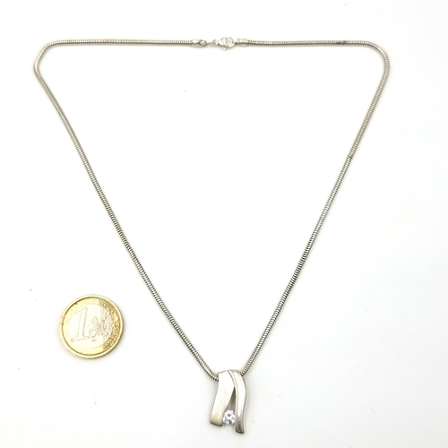 907 - A stunning gem set heavy gauge sterling silver necklace and chain. Length of chain: 42cm. Weight: 10... 