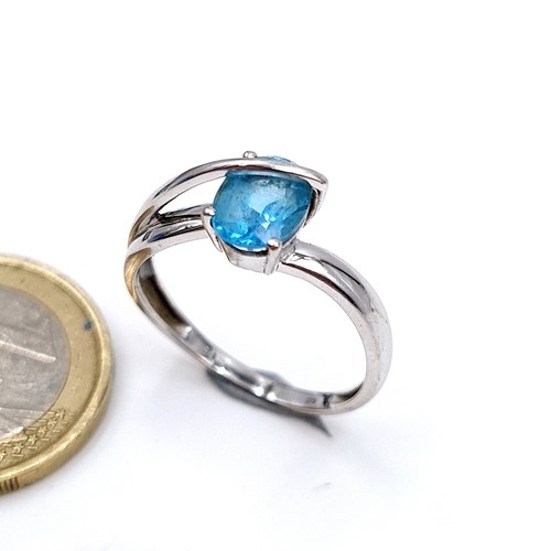 26 - A beautiful Blue Topaz sterling silver ring, featuring an abstract mount. Ring size: P. Weight: 2.7 ... 