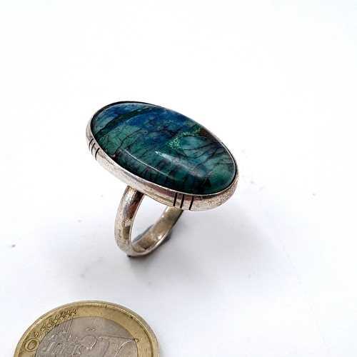 58 - A fine example of a sterling silver multicoloured natural polished Agate stone ring. Ring size: P. W... 