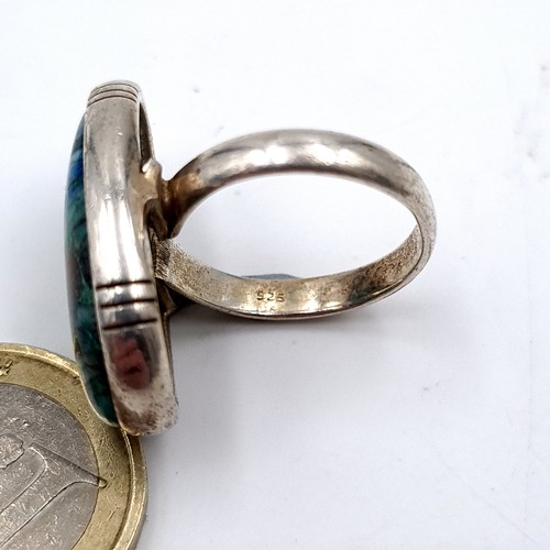58 - A fine example of a sterling silver multicoloured natural polished Agate stone ring. Ring size: P. W... 