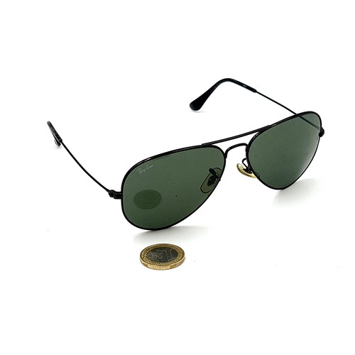 895 - A genuine pair of Ray-Ban aviator sunglasses, featuring black lenses which are in clean condition. I... 