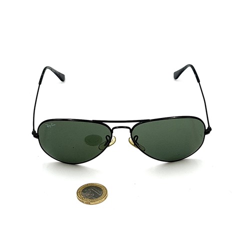 895 - A genuine pair of Ray-Ban aviator sunglasses, featuring black lenses which are in clean condition. I... 