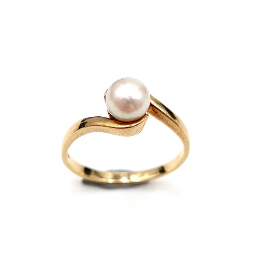 917 - A beautiful Fadó solitaire 10 carat gold pearl ring size R. Held in original branded presentation ca... 