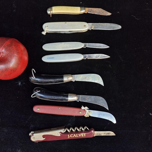 198 - A selection of eight vintage utility knives including a French J.Calvet example.