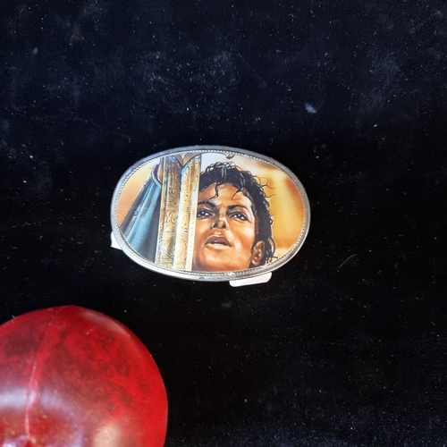 202 - A large vintage  oval belt buckle featuring the iconic singer Michael Jackson L9cm