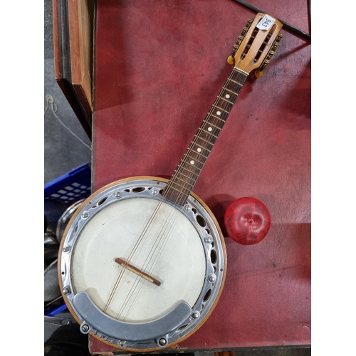 943 - A superb vintage banjo with wooden and metal frame. With six strings. Look to have good age and be i... 