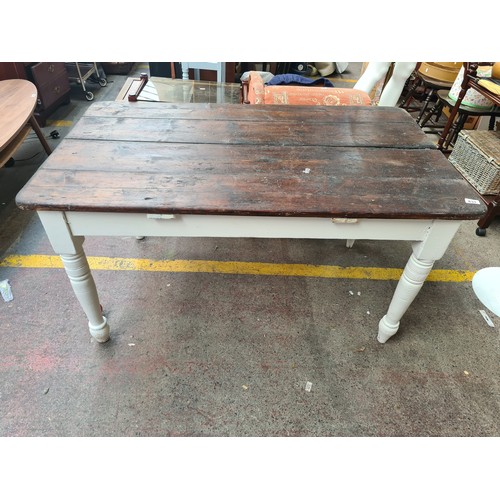 983 - A charming antique solid wood plank kitchen table with turned legs in a white finish. Slight height ... 