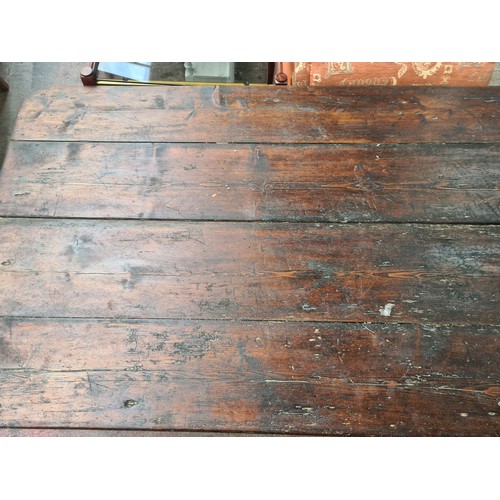 983 - A charming antique solid wood plank kitchen table with turned legs in a white finish. Slight height ... 