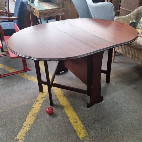 982 - A gate legged drop leaf table made by Rossmore Furniture.