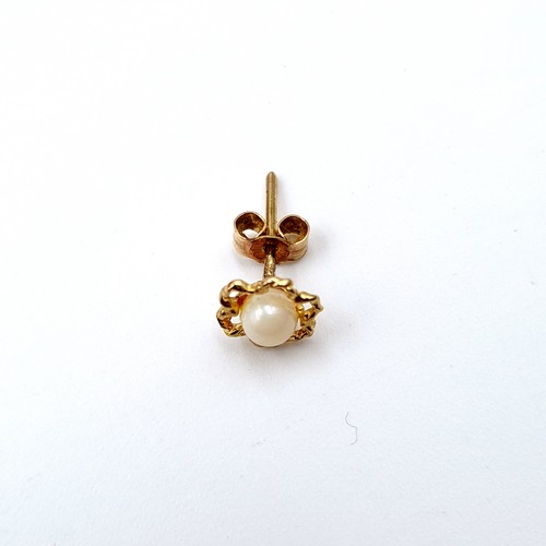 16 - A very pretty pair of intricately crafted 9 carat gold Pearl set floral stud earrings. Set with butt... 