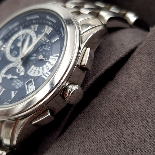 50 - Star Lot : A brilliant example of a Citizen Eco-Drive Navy Dial Calibre 8700 gentleman's wrist watch... 