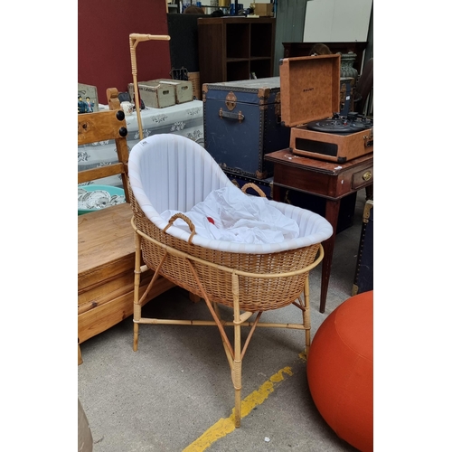 Bassinet with cheap removable basket