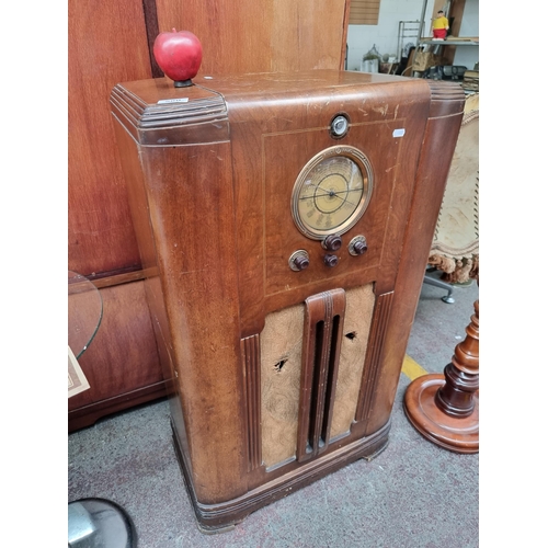 580 - A beautiful 1930s console Pilot radio. With Bakelite tuning knobs and original dial. With reeded and... 