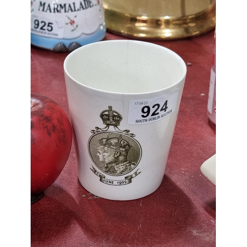 924 - A rare antique Royal Doulton cup from 1902 commemorating the King's Coronation Dinner presented by H... 