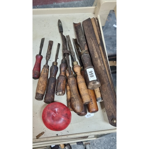 959 - A collection of twelve vintage woodworking tools including five gouge chisels, flat chisels and a pi... 