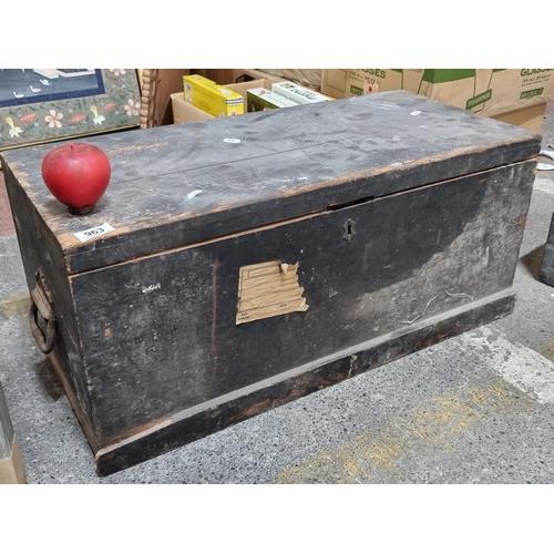 963 - A vintage wooden carpenters toolbox containing vintage wood planes, a hand drill and a door lock etc