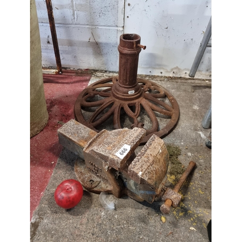 999 - Two cast iron vintage items including a parasol stand and a bench vise.