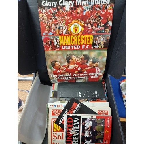 617 - A huge and highly varied collection of Manchester United memorabilia. A great collection for a footb... 