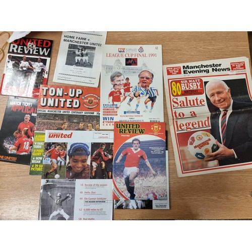 617 - A huge and highly varied collection of Manchester United memorabilia. A great collection for a footb... 