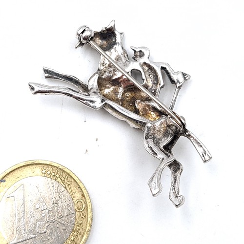 22 - A very attractive sterling silver brooch, of equestrian interest. This brooch depicts a galloping ho... 