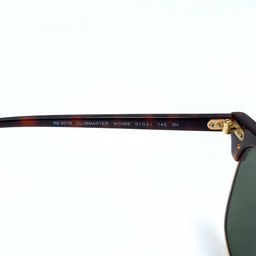 42 - A pair of genuine Ray-Ban faux tortoiseshell framed sunglasses, featuring dark lenses. In good, clea... 