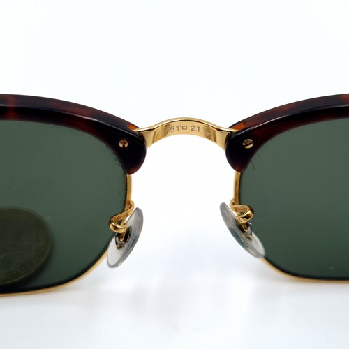 42 - A pair of genuine Ray-Ban faux tortoiseshell framed sunglasses, featuring dark lenses. In good, clea... 