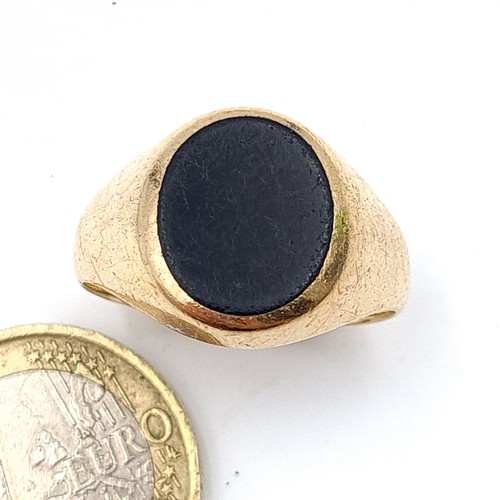 623 - Star Lot : A fine example of a 9 carat gold Onyx stone signet ring. Stamped 375. Ring size: S. Weigh... 