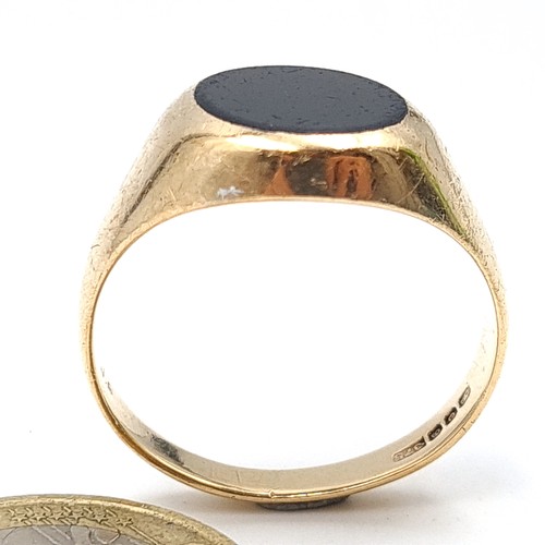 623 - Star Lot : A fine example of a 9 carat gold Onyx stone signet ring. Stamped 375. Ring size: S. Weigh... 