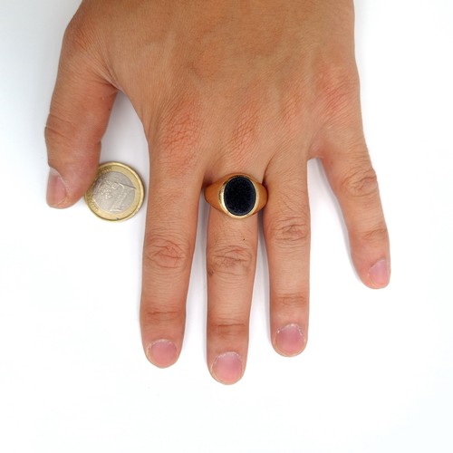 623 - Star Lot : A fine example of a 9 carat gold Onyx stone signet ring. Stamped 375. Ring size: S. Weigh... 