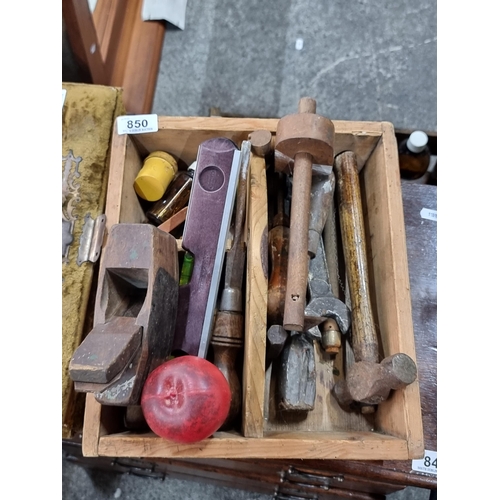 850 - A great selection of vintage DIY tools. Including chisels, hammer, a Stanley spirit level, spanner, ... 