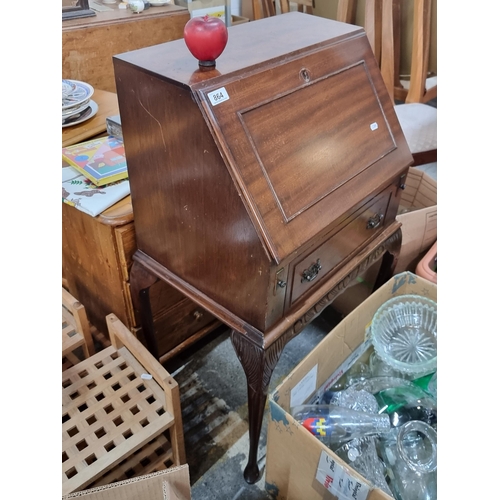 864 - A lovely neatly sized vintage writing desk with tooled leather writing slope which lifts to reveal l... 