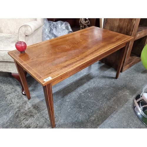 867 - An Edwardian style coffee table with satinwood string inlay and lovey simple lines. In good conditio... 