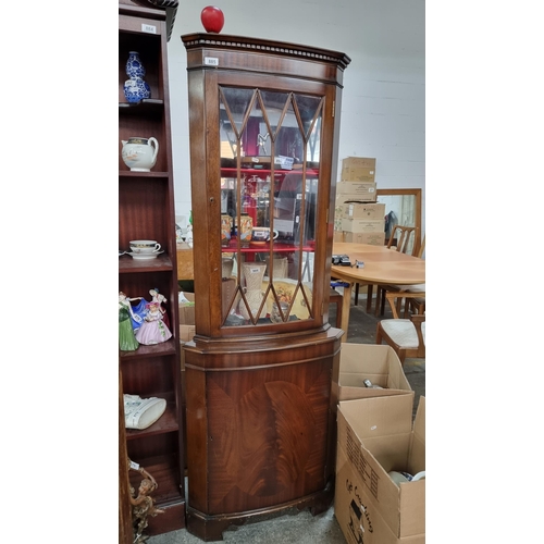 885 - A vintage corner display cabinet with an astraglazed door to reveal two shelves and mirrored panels.... 