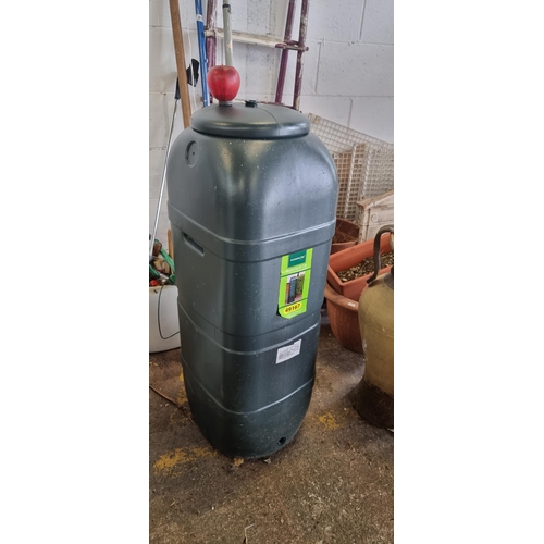 916 - A Gardenline Waterbutt set with 100L capacity.