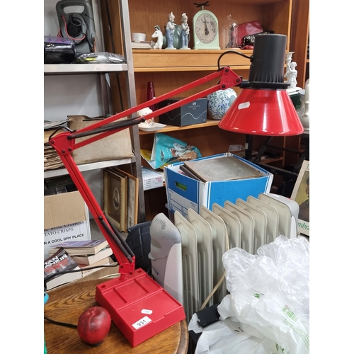 931 - A vintage articulated, Artist Angle Poise red Lamp  with a weighted base. Great Looking piece.