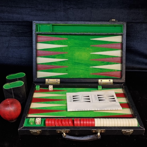 189 - A  nice clean Backgammon set with a case to reveal the game board, a complete set of pieces, dice an... 