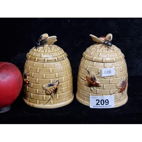 209 - A pair of charming vintage Beehive honey pots. With honey bee finials and motifs throughout. In grea... 