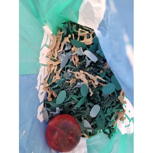 472 - A bag containing an impressive selection of plastic toy solders.