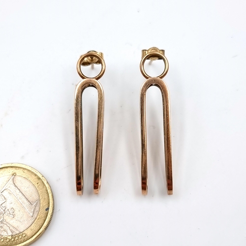 7 - Star Lot : A highly unusual fabulous pair of abstract 9 carat rose gold drop structured earrings, fe... 